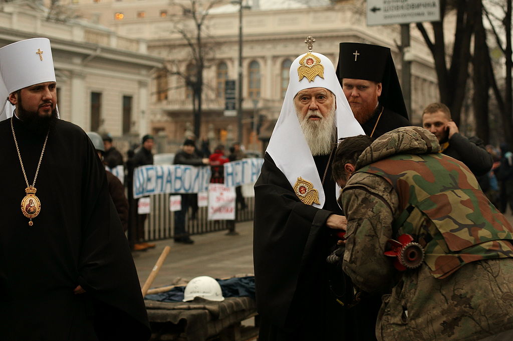 1024px-Euromaidan_activist_kisses_the_hand_of_Filaret,_the_Patriarch_of_Kyiv